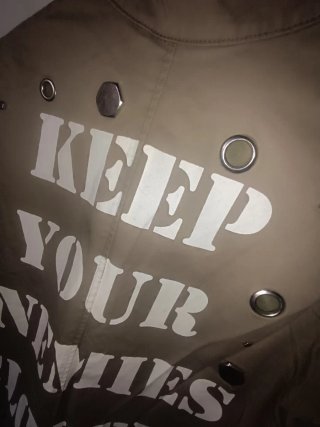 Chaqueta militar con parches de estrellas
