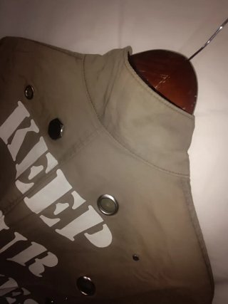 Chaqueta militar con parches de estrellas