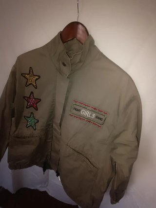 Chaqueta militar con parches de estrellas