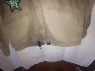Chaqueta militar con parches de estrellas
