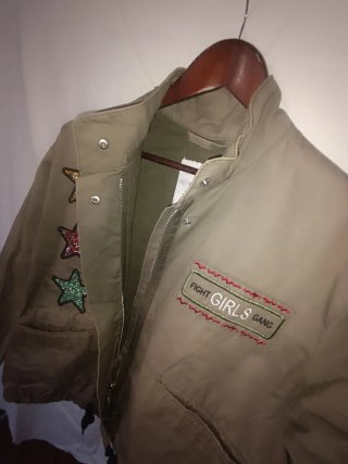 Chaqueta militar con parches de estrellas