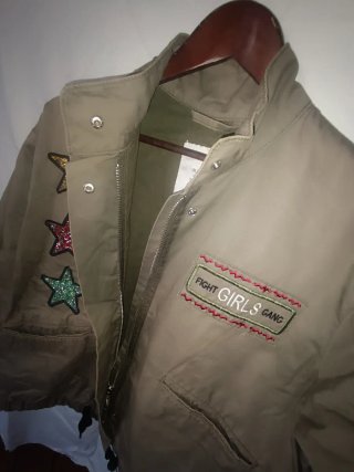 Chaqueta militar con parches de estrellas