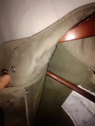 Chaqueta militar con parches de estrellas