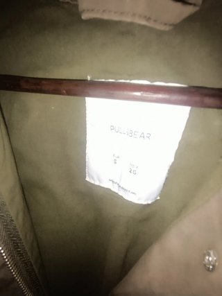 Chaqueta militar con parches de estrellas
