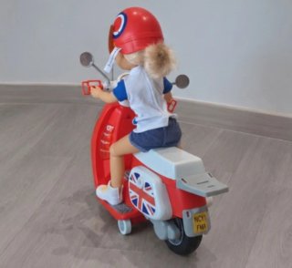 Nancy con moto y accesorios
