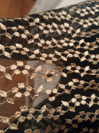 Falda negra con estampado dorado