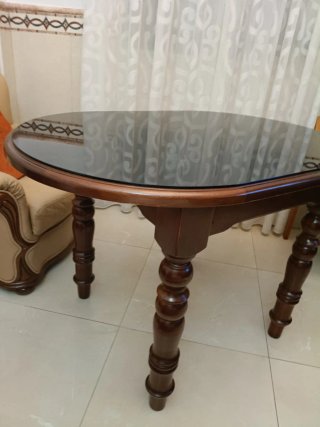 Mesa de comedor ovalada de madera