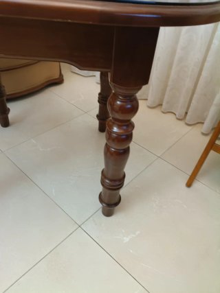 Mesa de comedor ovalada de madera