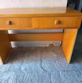 Escritorio de madera con cajones