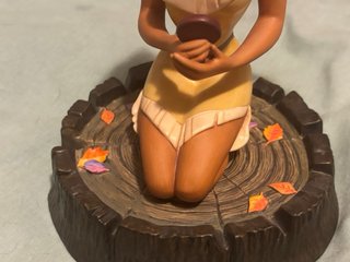 Figura WDCC Pocahontas con Meeko y Flit. Disney