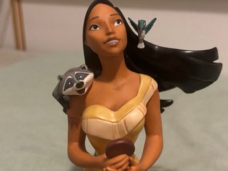 Figura WDCC Pocahontas con Meeko y Flit. Disney