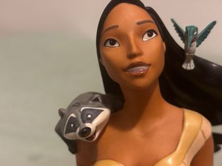 Figura WDCC Pocahontas con Meeko y Flit. Disney
