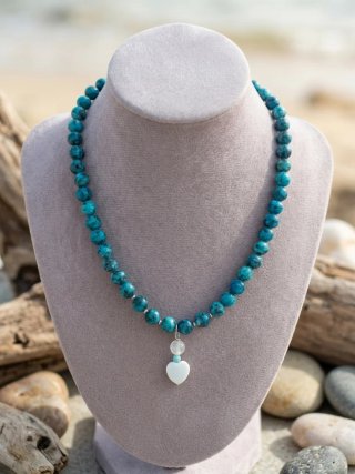 Collar de piedras turquesa con corazón