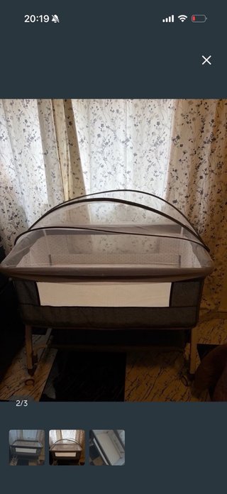 Cuna de bebé con mosquitera
