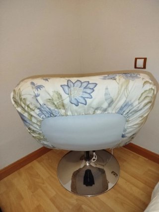 Sillón giratorio con funda floral
