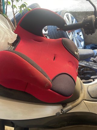 Sillita de coche roja y negra