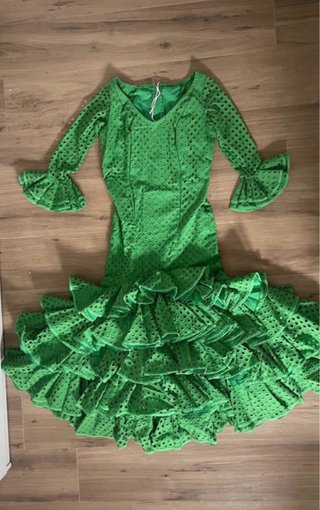 Traje de flamenca verde con volantes