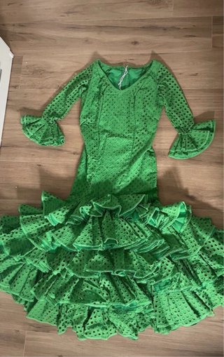 Traje de flamenca verde con volantes