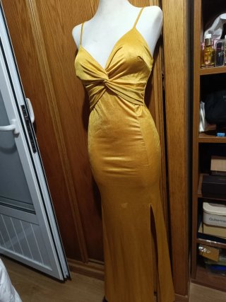 Elegante vestido largo dorado con abertura