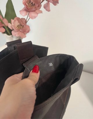 Botas de tacón negras y marrones