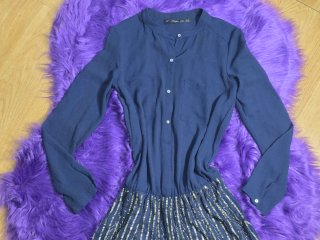 Vestido azul con lentejuelas doradas