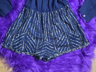 Vestido azul con lentejuelas doradas