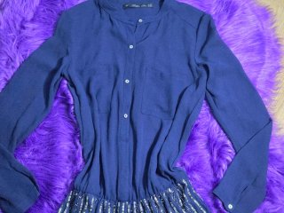Vestido azul con lentejuelas doradas