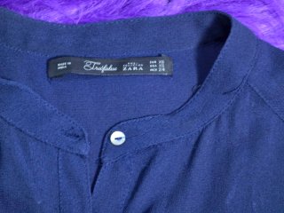 Vestido azul con lentejuelas doradas