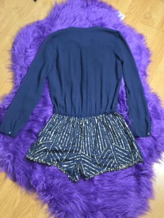 Vestido azul con lentejuelas doradas