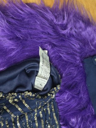 Vestido azul con lentejuelas doradas
