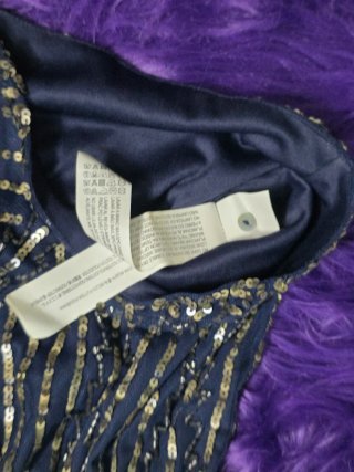 Vestido azul con lentejuelas doradas