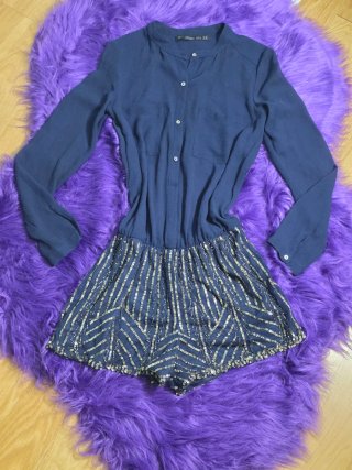 Vestido azul con lentejuelas doradas