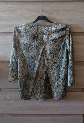 Blusa Stradivarius verde estampado serpiente S