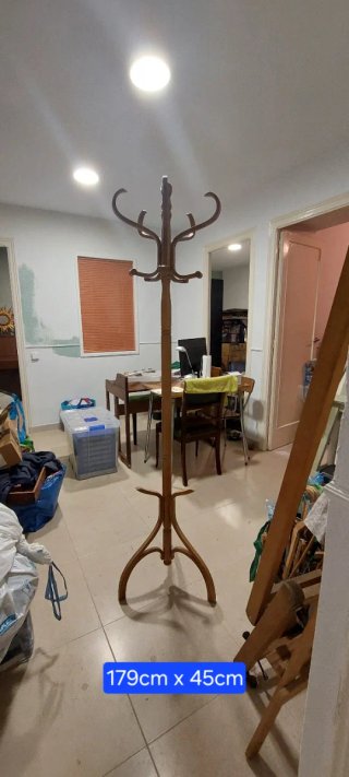 Perchero alto de madera vintage con 12 colgadores.