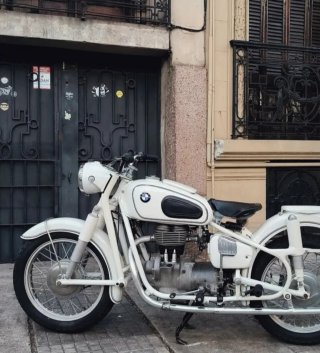 BMW Clásica Blanca Naked
