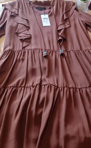 Vestido marrón con volantes