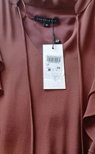 Vestido marrón con volantes