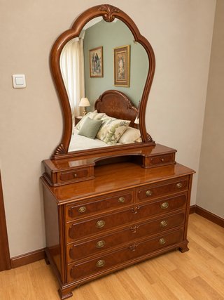 Cómoda de madera con espejo desmontable