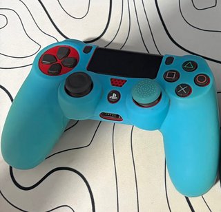 Mando PS4 Rojo con Funda Antideslizante azul