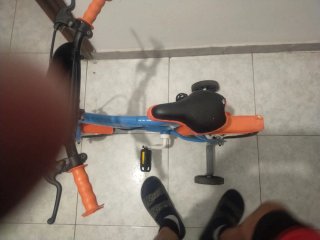 Bicicleta infantil azul y naranja