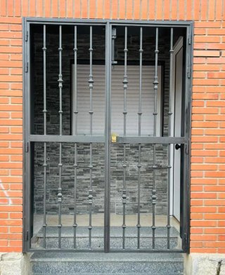 Puerta de forja con barrotes