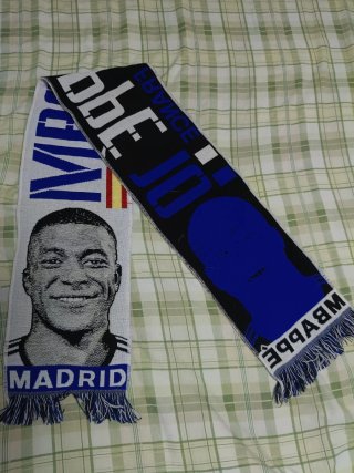 Bufanda Mbappé Real Madrid