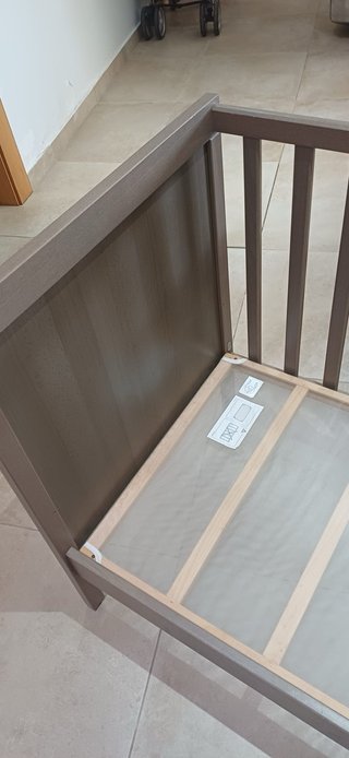 Cuna de madera color gris