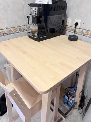 Mesa alta IKEA NORRÅKER + 2 sillas de madera