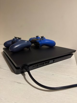 PS4 Slim 1TB + 2 Mandos
