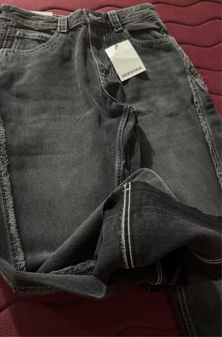 Pantalón Bershka gris desgastado