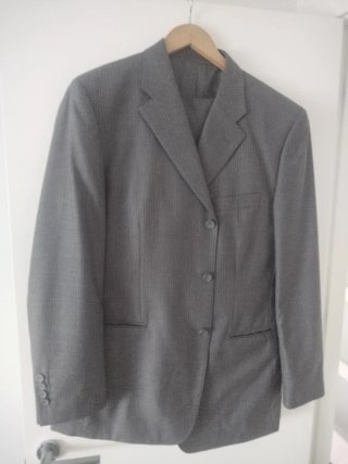 Traje de chaqueta y pantalón gris