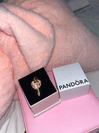 Colgante Llave Pandora Dorado y Rosa