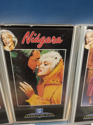 9 vhs, Películas de MARILYN  MONROE + foto del actor enmarcada