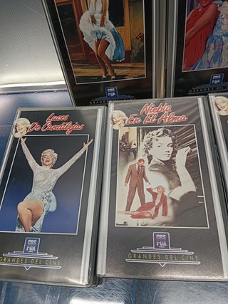 9 vhs, Películas de MARILYN  MONROE + foto del actor enmarcada